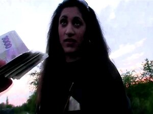 Europäisches Zugmädchen von nebenan mit einem Geldbestecher