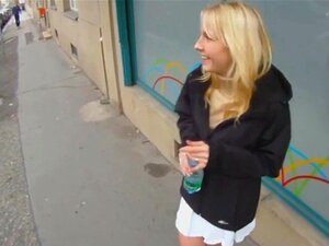 Aufgelesene tschechische Babe gibt öffentlichen Blowjob