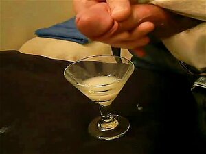 Ännu en enorm sats i ett glas (30 sekunder lång manlig orgasm)