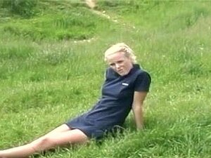 Britische Blondine zeigt draußen ihre Höschen