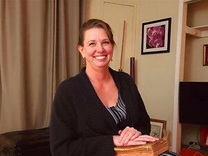 Die ältere Frau eines Pastors verführt ein junges und frisch