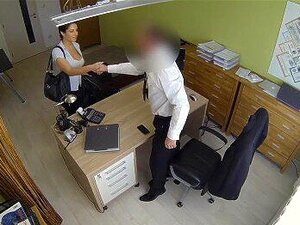 LOAN4K. Bescheidene Brünette hat dreckigen Sex für Geld in der