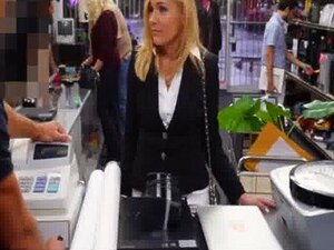 Blondi milf pillu naulattu panttilainaamojen varastohuoneessa