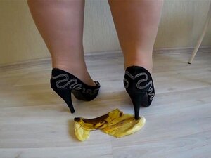Diese Babe trägt Nylonstrumpfhosen, High Heels und zerquetscht eine