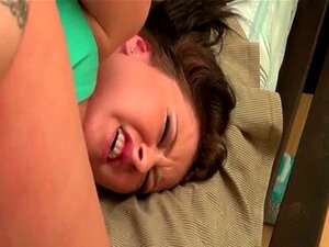 Großes Arschloch wird vom Fetisch der brünetten Arsch gedehnt und