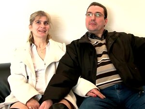 Unattraktives älteres Schrauben und fisten