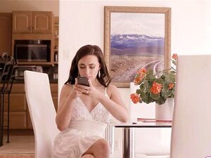 Braut schickt freche SMS an ihre Freundin und die Trauzeugin liest es.