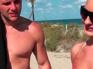 Süße Amateure, die sich dem Gangbang anschließen für viel Geld.