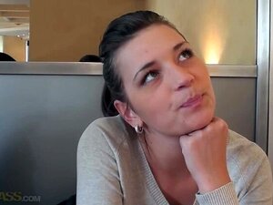 Sesso pubblico reale con una bruna mozzafiato