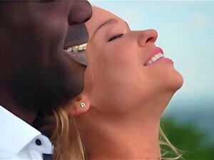 Schau dir an, wie der schwarze Typ jetzt anal mit den großen Titten