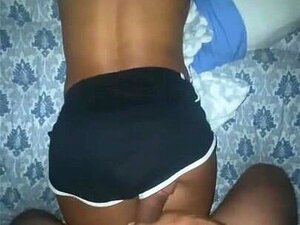 Sie hat ihre Tage, also bin ich auf ihren Arsch gekommen