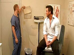 Schwuler Arzt Robbie untersucht Phenix' Arsch bei der Arbeit