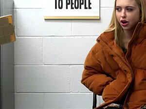 Blonde schatje Chloe Cherry wordt verdacht van winkeldiefstal, maar