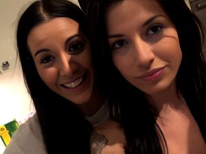 Unglaubliche 100% tschechische Zwillinge ficken Fremde