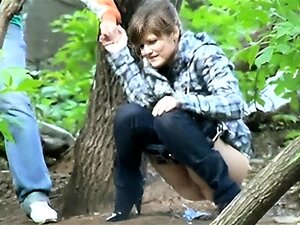 Schau einer sexy Cam-Girl dabei zu, wie es im Wald wild wird und ihre