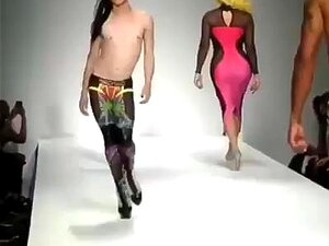 FELLE SISSY RUNWAY VOGUE MODEL MODESHOW