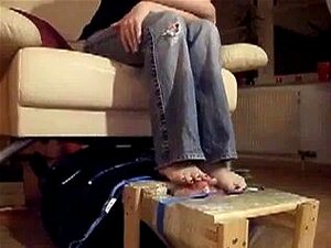 Девојка ставља стопала на мушко лице