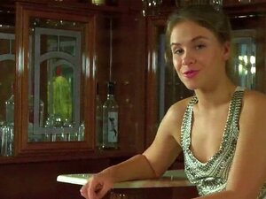 Süße Nymphomanin dehnt enges Loch und verliert ihre