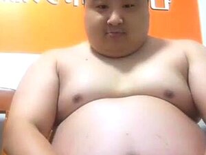 Chinesischer molliger Stiefvater vor der Kamera