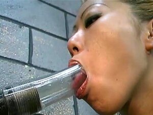 Brutale ophanging en pijpen voor een Aziatische schat. Yoko is een van