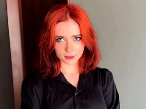 Eine wunderschöne Rothaarige, die abgelehnt und dennoch zu intimen