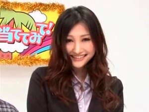 Asiatischer Typ lutscht bei einem Sexwettbewerb an festen Brüsten