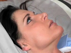 Intensiver und ungezähmter Dreier. Demure Tussi und lüsterne Reife