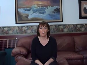 La ninfocougar invita la gente a scoparla ogni giorno e il marito