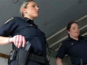 Schlampe mit großen Titten wird von einer Polizistin gefickt, die