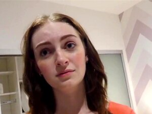 Blasse Stiefschwestern, unrasierte feuchte Muschi, in der