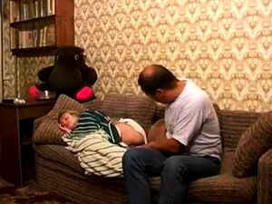 Schau dir an, wie diese reife blonde Nachbarin in verschiedenen