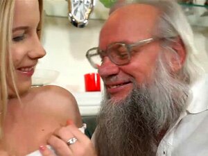 Weihnachtsmann-Opa fickt heiße blonde Süße