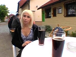 Busiger Schatz liebt es, Blowjobs zu geben