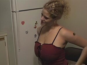 Frenchpee mit großen Titten wird auf Shana gepisst