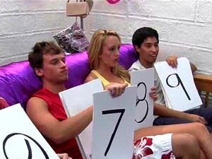 College-Amateur-Schlampen veranstalten eine Oralsex-Gruppe auf der