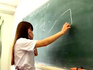 Verführerische japanische Mädchen teilen ihre Liebe zu Hardcore-Sex