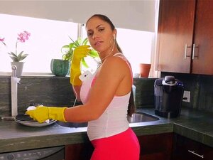 Deze volborstige Latina schoonmaakster zal je alle huisarbeid doen