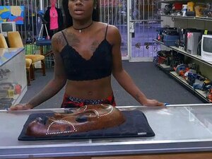 Црна жена продаје своје ствари које се