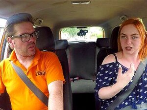 Fake Driving College: Üppige Rothaarige fickt im Auto