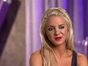 Sletterige blonde neemt haar vriend mee naar het swinghouse voor hete