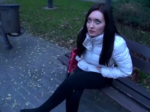 Vier Amateurmädchen ficken öffentlich zum kostenlosen Einkaufen.
