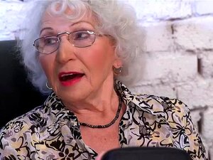 Die sexy Brünette Tiffany Doll gibt der alten Norma B ein heißes