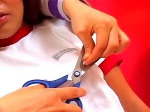 Doce garota japonesa adora pau em sua buceta apertada