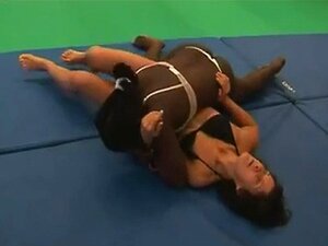 Sexy weibliches Wrestling - Schwarz vs Weiß
