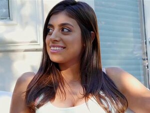 Heiße Mama McKayla Dreier mit Tochter und Nachbar. Heiße MILF