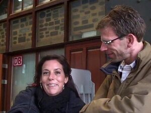 Reife Schlampe hart gefickt. Heiße reife Nutte spreizt sich weit für