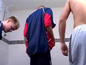 Twink Raw Duschfick Dreier. Es macht dreifachen Spaß, mit John,