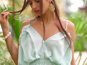 Perfect groot tieten cutie model shows heet lichaam en poseerde