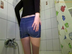 Jeans sehen im Bikinihöschen nass aus