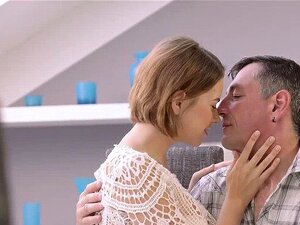 OLD4K. Sperma-Schuss auf dem Bauch endet heißer Sex von reifem Typen